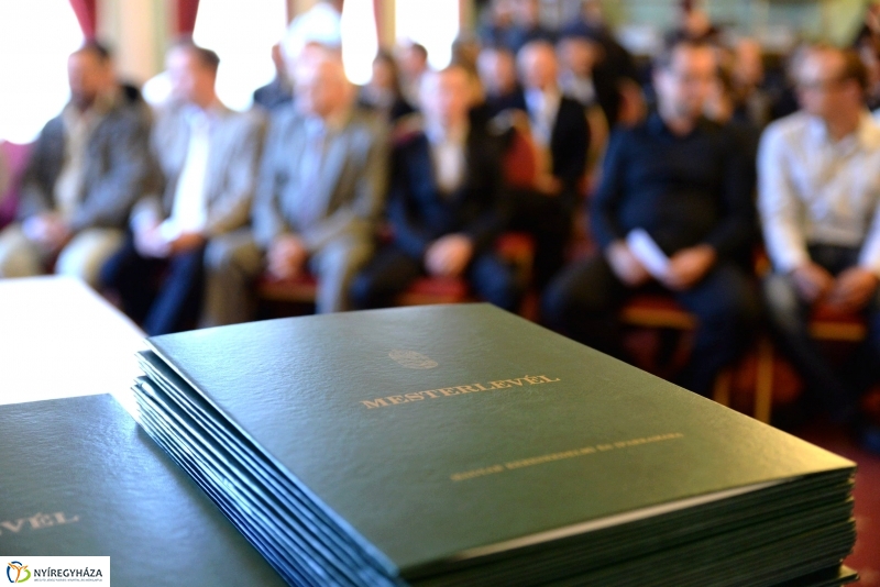 Mesterlevelek átadása