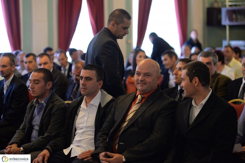 Mesterlevelek átadása