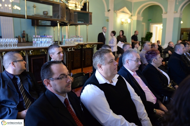 Mesterlevelek átadása