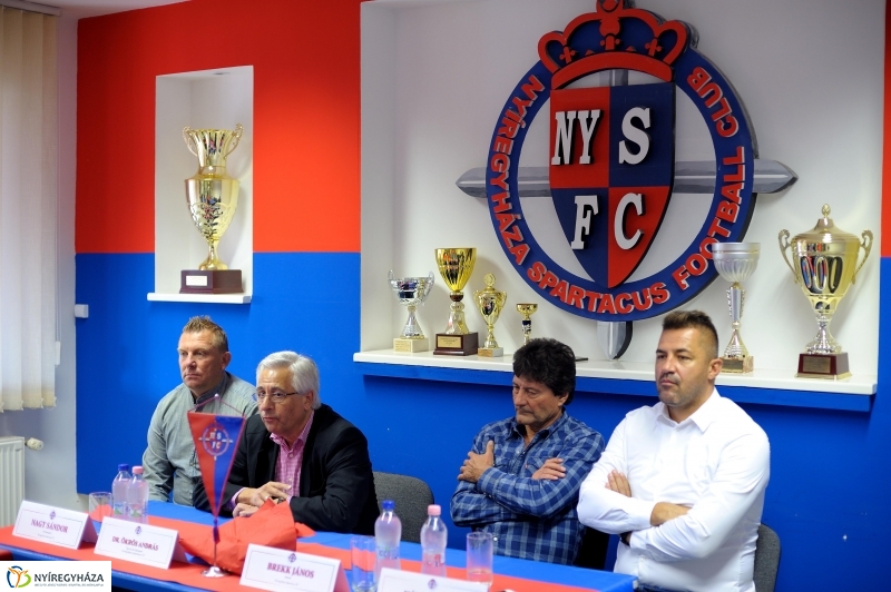 Háromfős elnökség a Szparinál