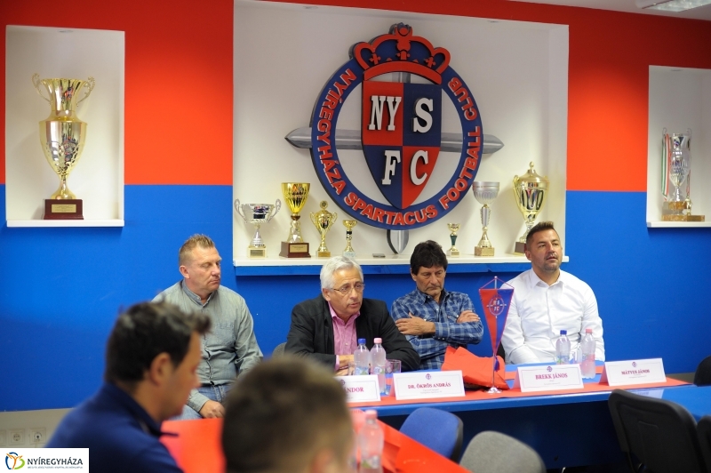 Háromfős elnökség a Szparinál