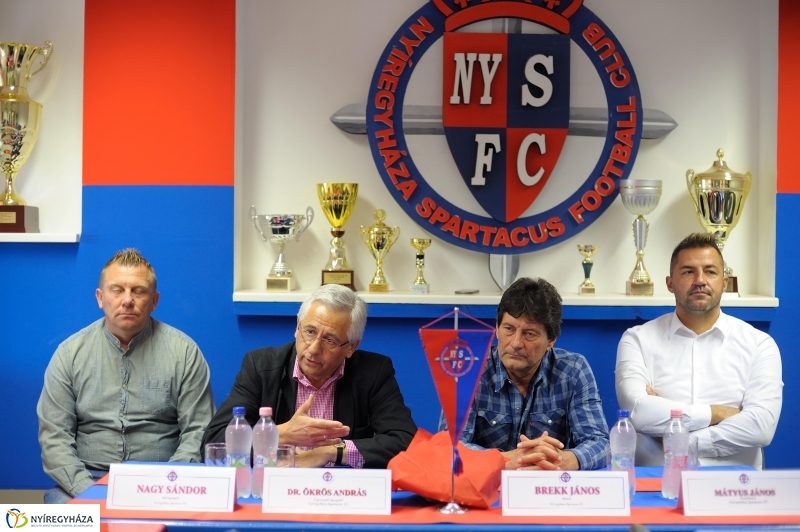 Háromfős elnökség a Szparinál