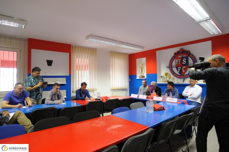 Háromfős elnökség a Szparinál