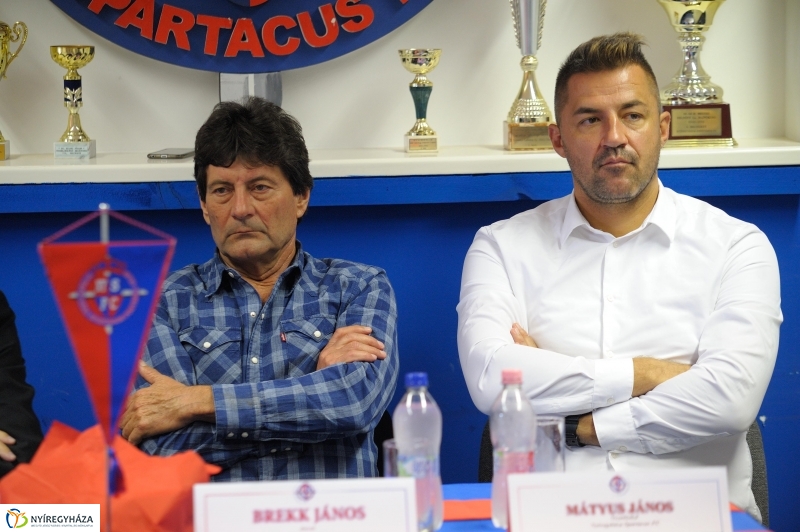 Háromfős elnökség a Szparinál