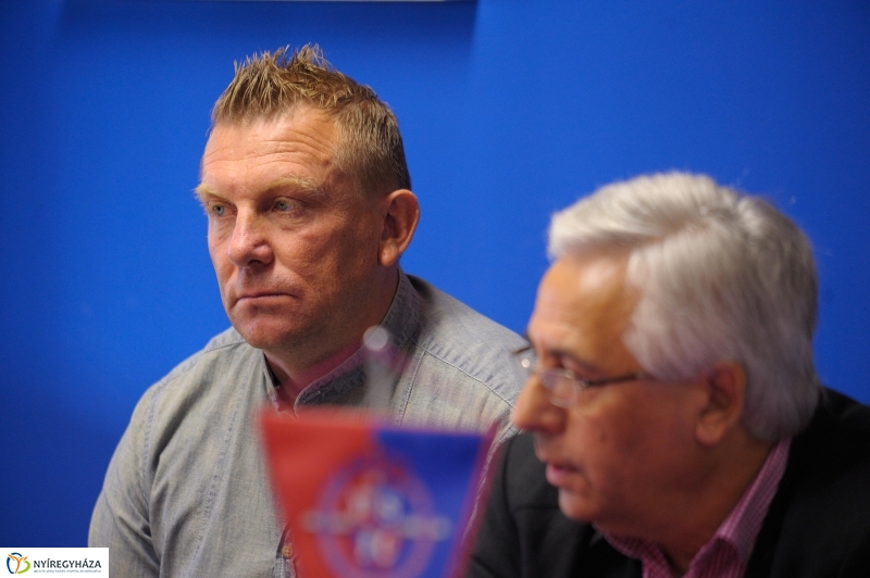 Háromfős elnökség a Szparinál