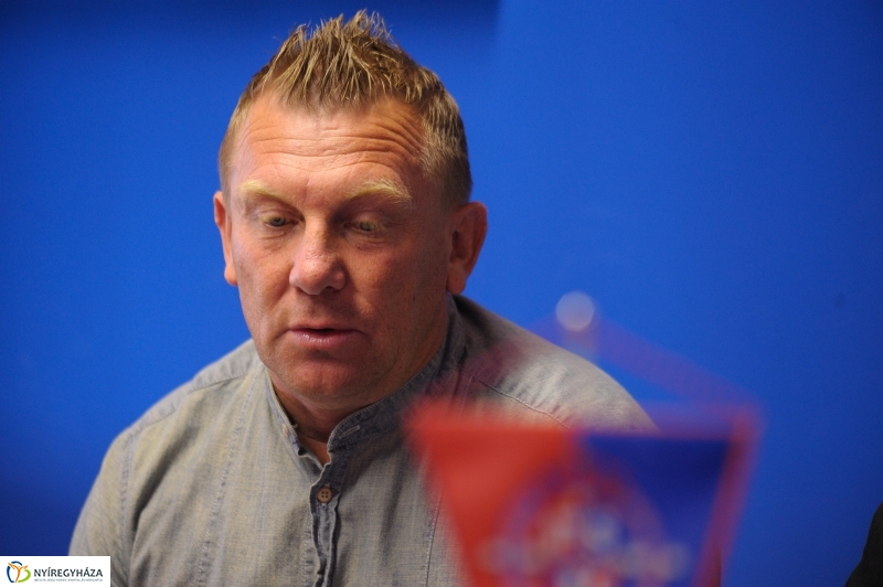 Háromfős elnökség a Szparinál