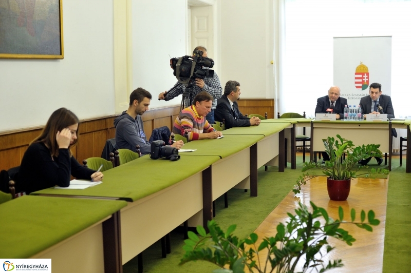 Sajtótájékoztató a földtörvényről