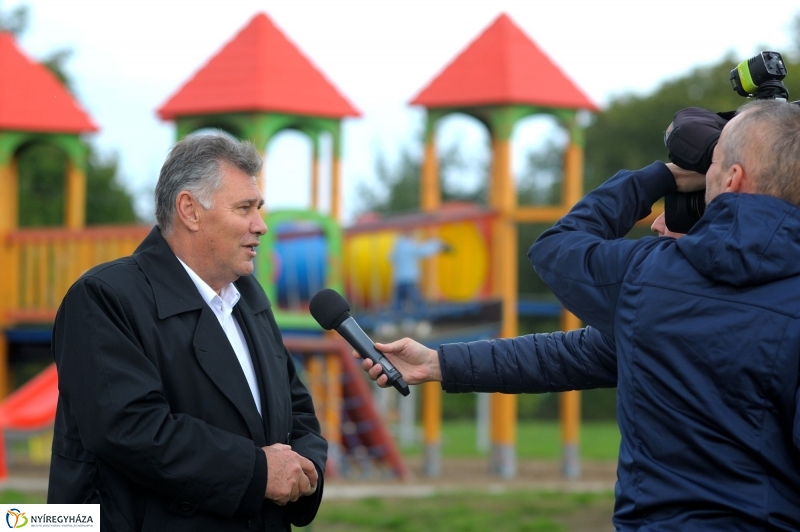 Családi faültetés az Újélet-fa Ligetben