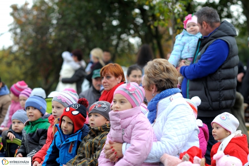 Családi faültetés az Újélet-fa Ligetben