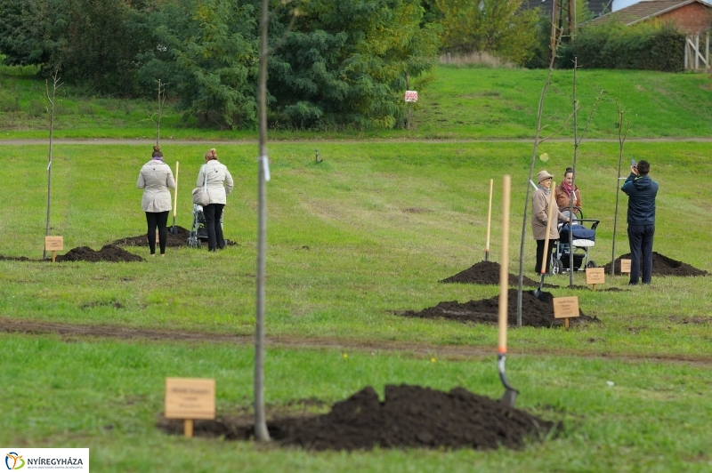 Családi faültetés az Újélet-fa Ligetben