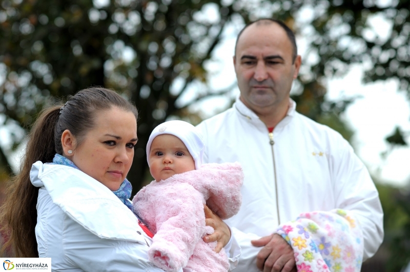 Családi faültetés az Újélet-fa Ligetben