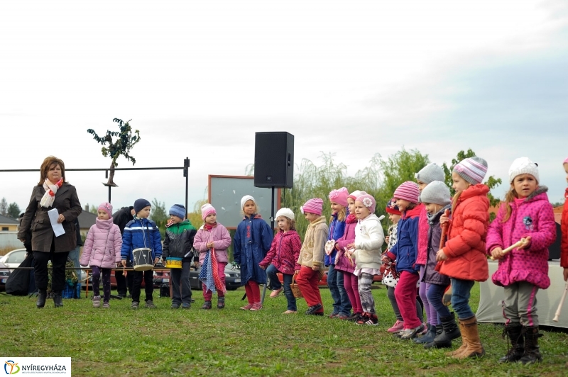 Családi faültetés az Újélet-fa Ligetben