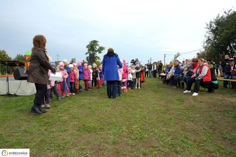 Családi faültetés az Újélet-fa Ligetben