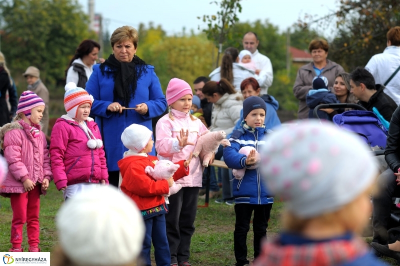 Családi faültetés az Újélet-fa Ligetben