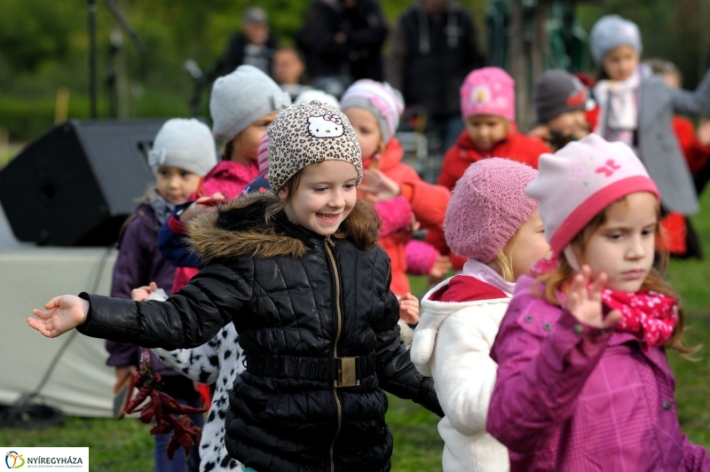 Családi faültetés az Újélet-fa Ligetben