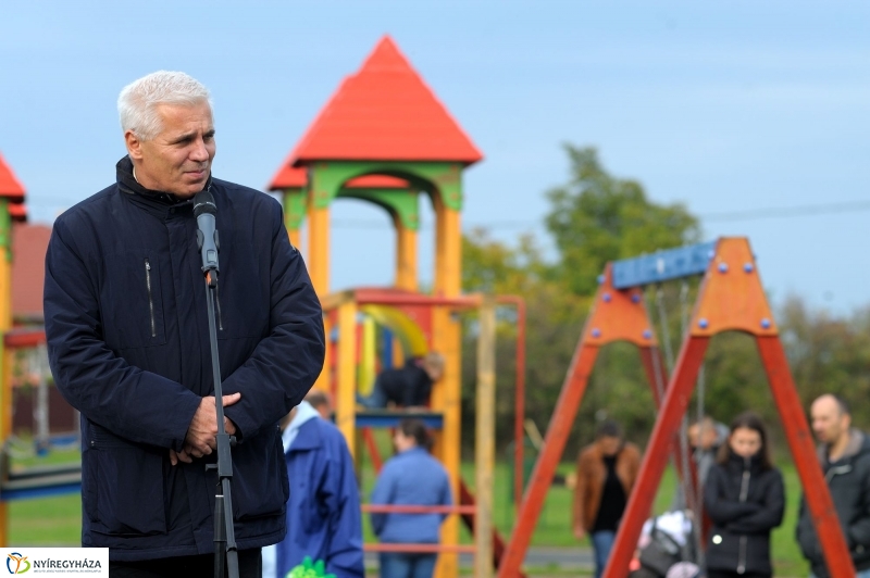 Családi faültetés az Újélet-fa Ligetben