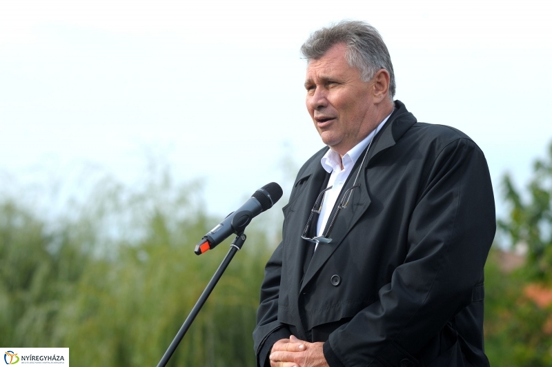 Családi faültetés az Újélet-fa Ligetben