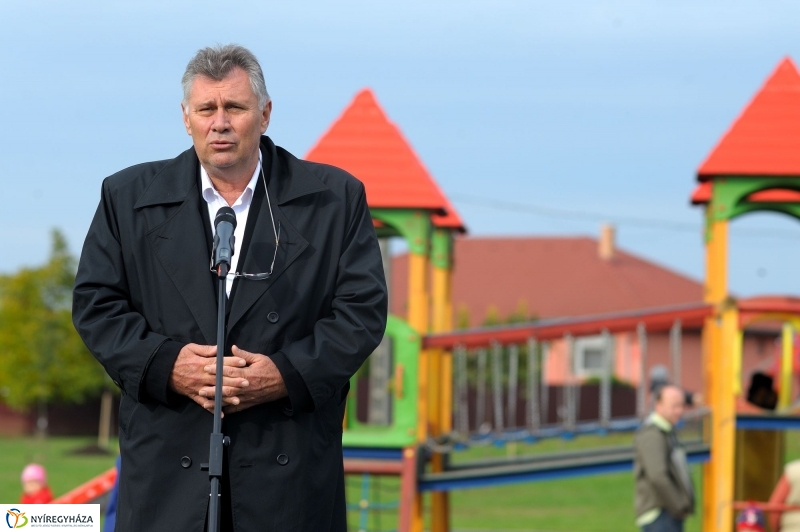 Családi faültetés az Újélet-fa Ligetben