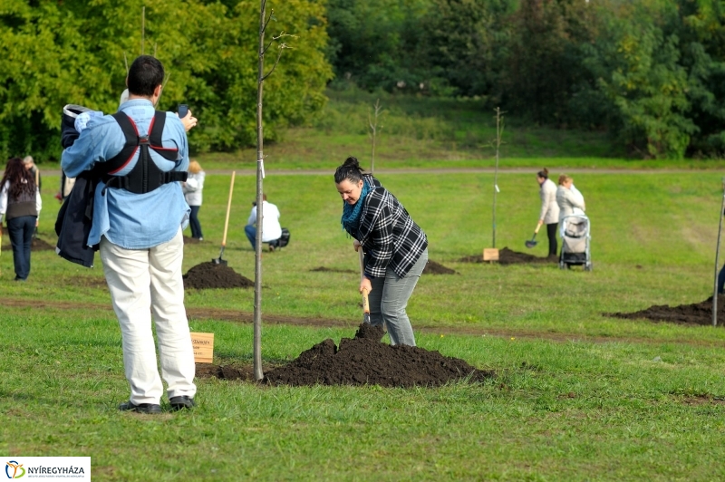 Családi faültetés az Újélet-fa Ligetben