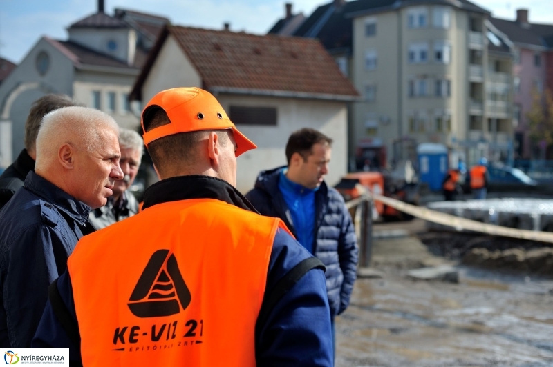 Leaszfaltozzák a parkolót