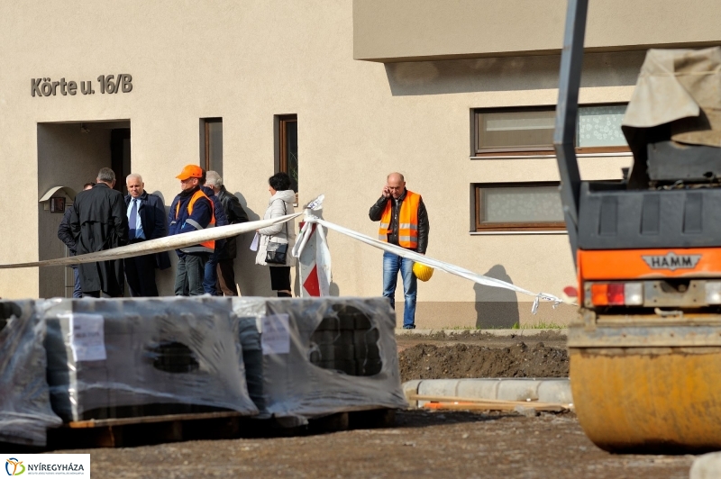 Leaszfaltozzák a parkolót