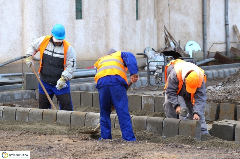 Leaszfaltozzák a parkolót