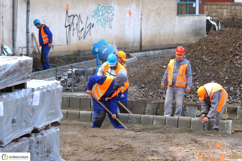 Leaszfaltozzák a parkolót