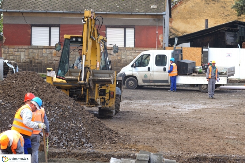 Leaszfaltozzák a parkolót