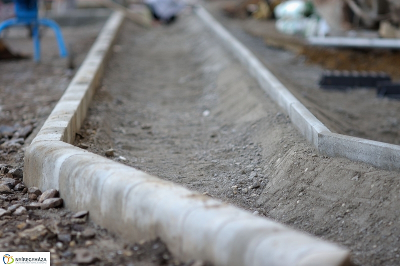 Leaszfaltozzák a parkolót