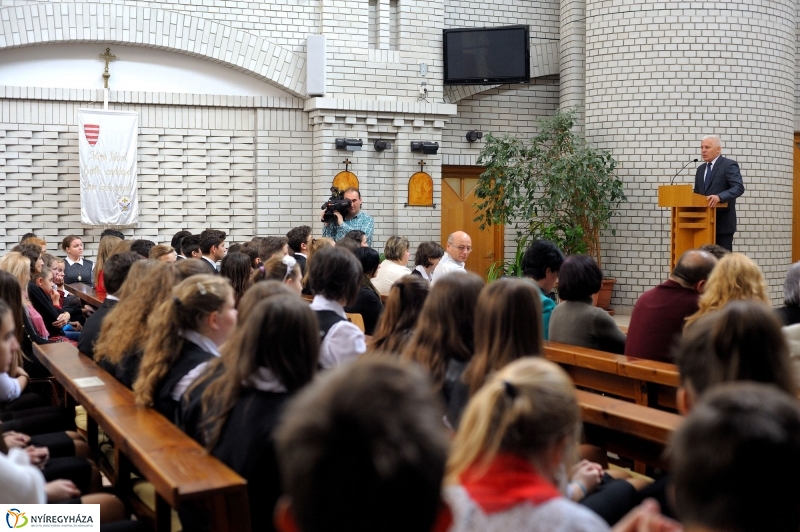 Ünnepi megemlékezés a Szent Imre Gimnáziumban