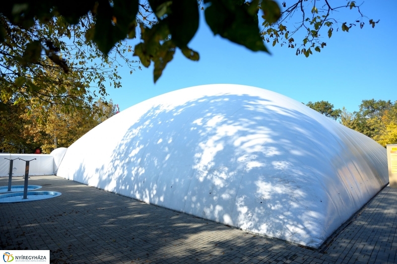 Lefedték a medencét