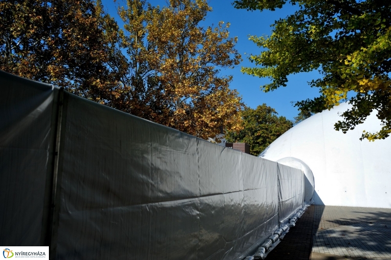 Lefedték a medencét