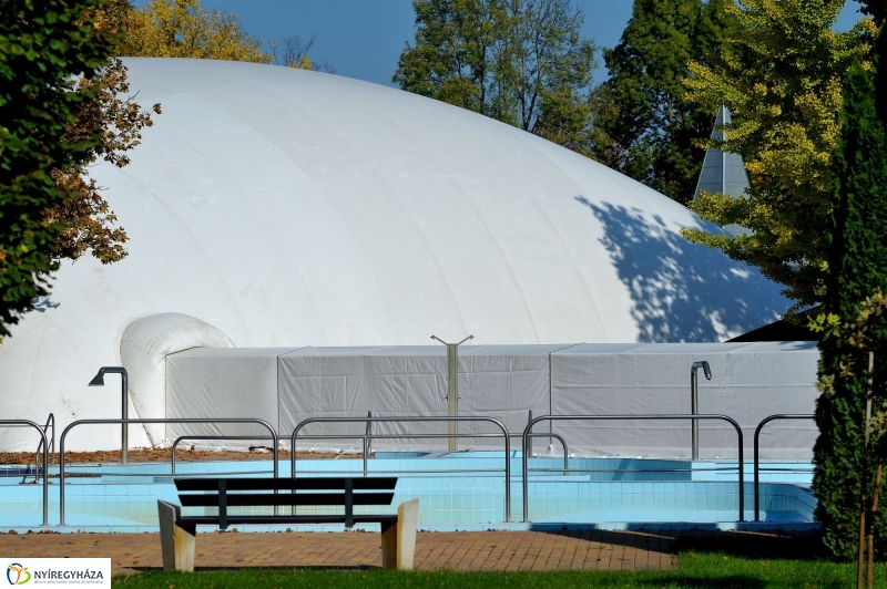 Lefedték a medencét
