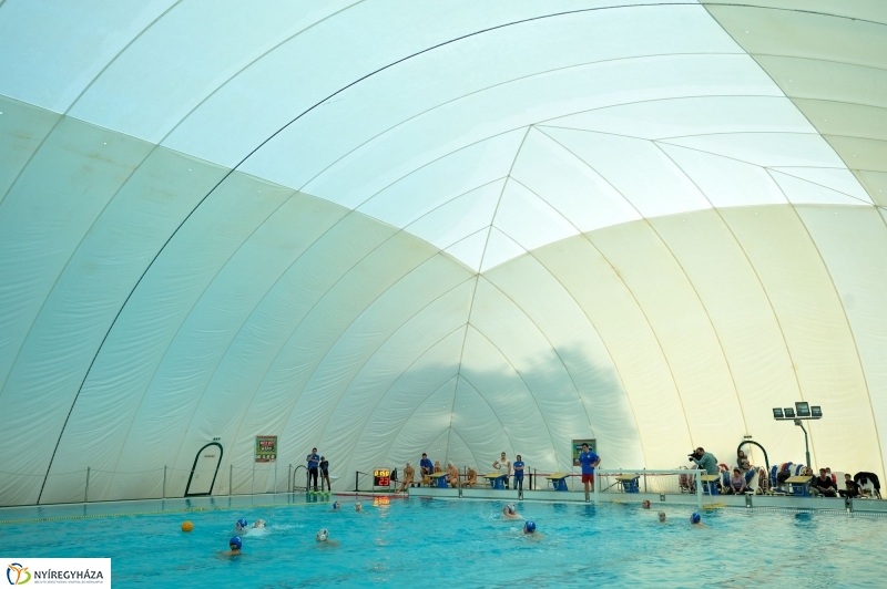 Lefedték a medencét