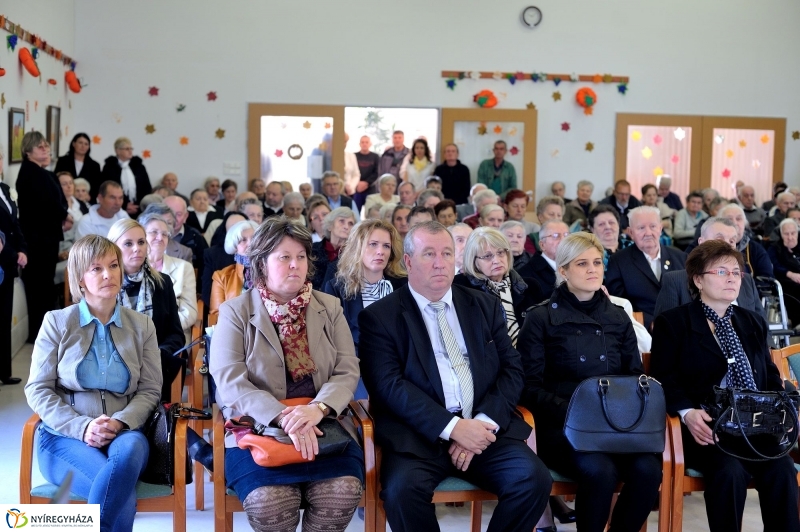 Mindenszentekre emlékezés - Szivárvány Idősek Otthona