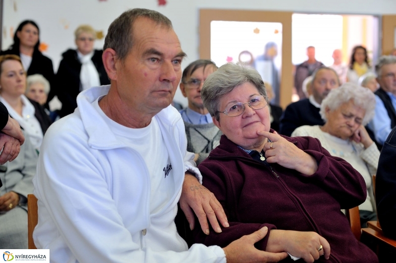 Mindenszentekre emlékezés - Szivárvány Idősek Otthona