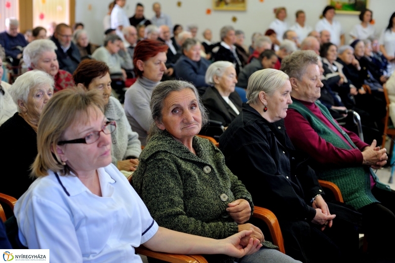 Mindenszentekre emlékezés - Szivárvány Idősek Otthona