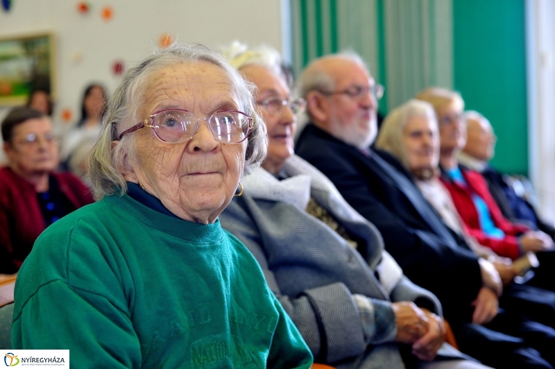 Mindenszentekre emlékezés - Szivárvány Idősek Otthona