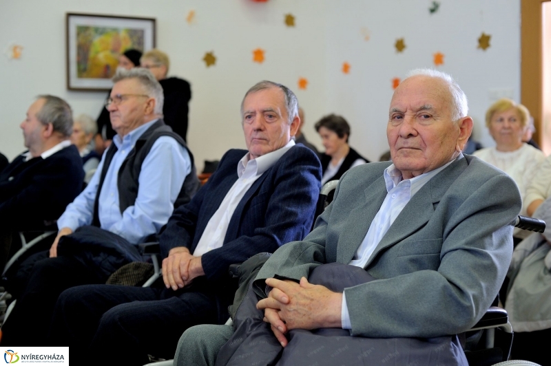 Mindenszentekre emlékezés - Szivárvány Idősek Otthona