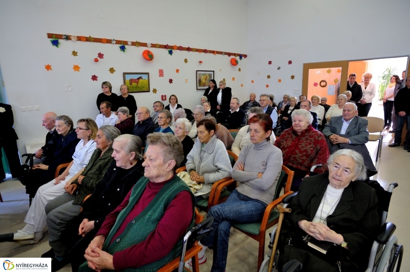 Mindenszentekre emlékezés - Szivárvány Idősek Otthona