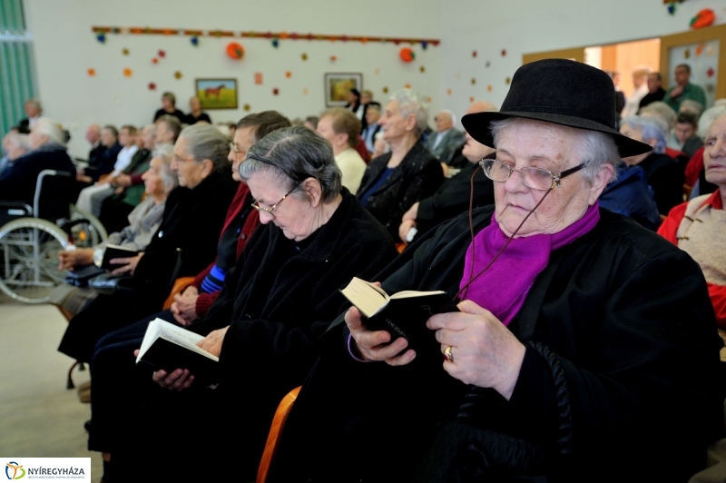 Mindenszentekre emlékezés - Szivárvány Idősek Otthona