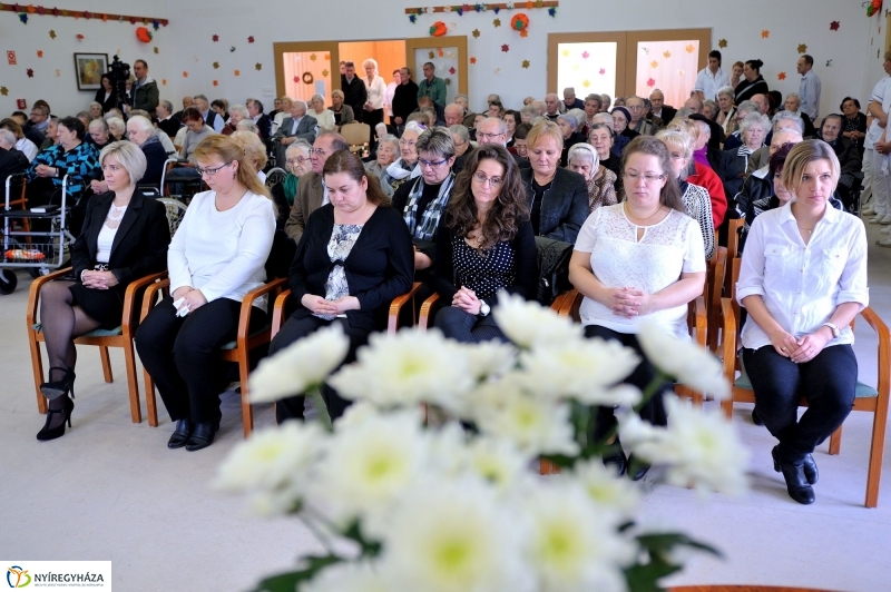 Mindenszentekre emlékezés - Szivárvány Idősek Otthona
