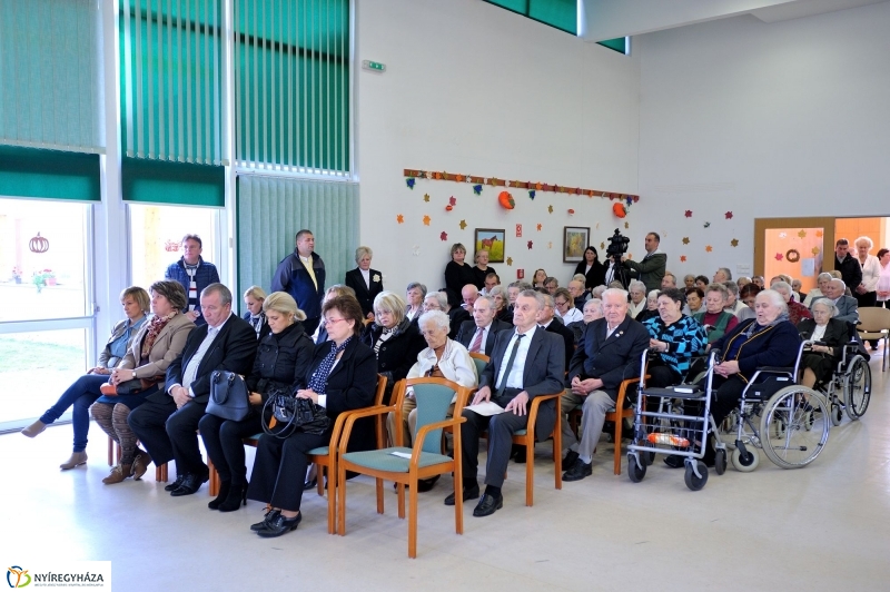 Mindenszentekre emlékezés - Szivárvány Idősek Otthona