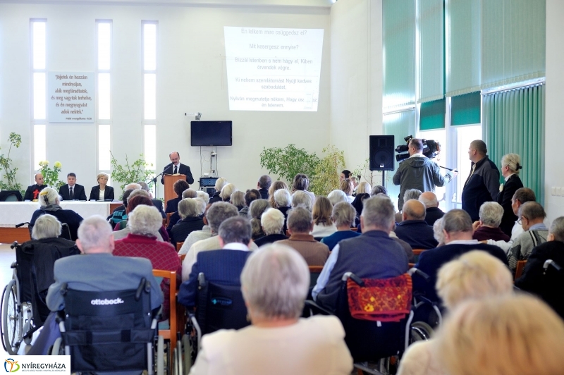 Mindenszentekre emlékezés - Szivárvány Idősek Otthona