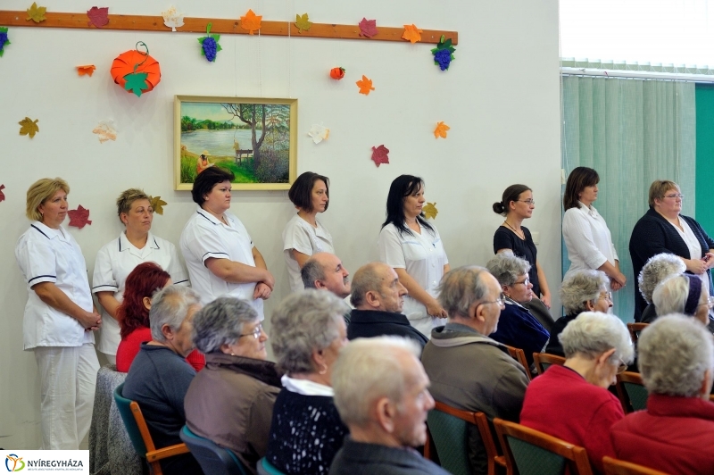 Mindenszentekre emlékezés - Szivárvány Idősek Otthona