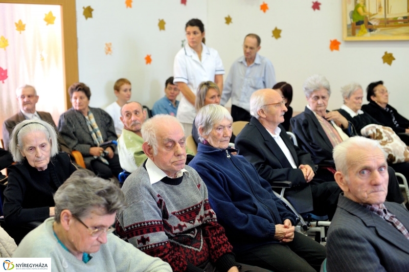 Mindenszentekre emlékezés - Szivárvány Idősek Otthona