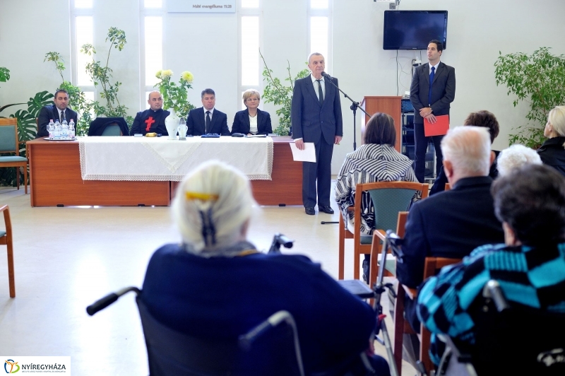 Mindenszentekre emlékezés - Szivárvány Idősek Otthona