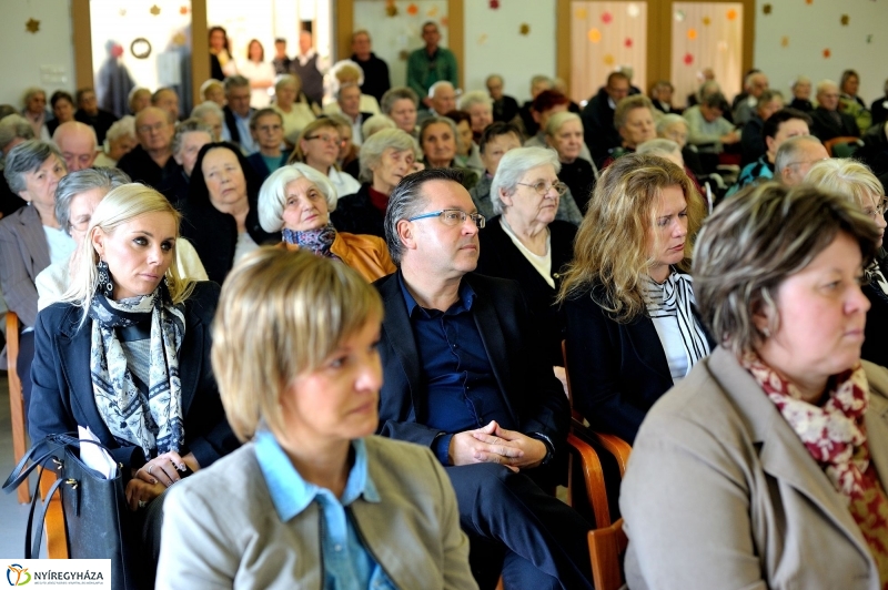 Mindenszentekre emlékezés - Szivárvány Idősek Otthona