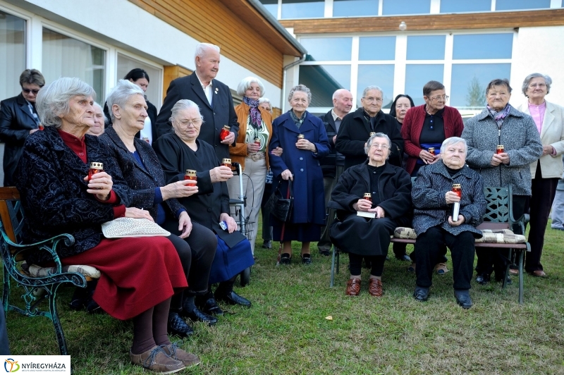Mindenszentekre emlékezés - Szivárvány Idősek Otthona