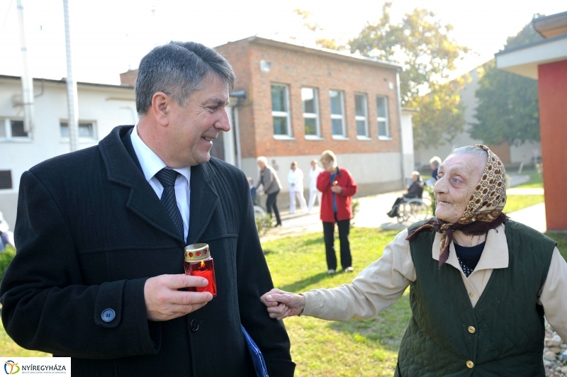 Mindenszentekre emlékezés - Szivárvány Idősek Otthona